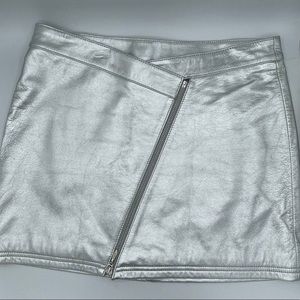Wilson’s Leather Maxima Silver Leather mini skirt front zip size 6
